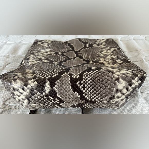 Michael Kors Daria fold over clutch. EUC. - Picture 8 of 10